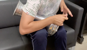 Saïd (onherkenbaar in beeld) bespeelt zijn darbuka.