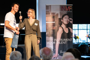 Manon Veenendaal (directeur) interviewt pianist Pieter de Graaf.