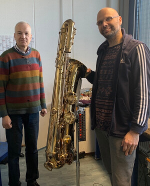 Benedikt Eppelsheim en Ties Mellema met de bassaxofoon.