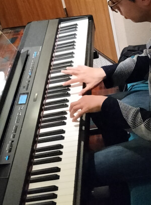 Amr op de piano.