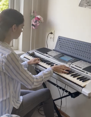 Anna met haar keyboard