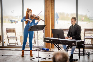 Judith van der Klip en Jisk Lieftink op de Marker Wadden. Foto: Ben Houdijk