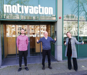 Eerste kennismaking tussen Ruben de Jong (links), Karel Slootman van Motivaction en Manon Veenendaal (NMF, rechts).