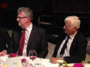Marcel Schopman naast Wim Dik, tijdens het etentje in het Spoorwegmuseum, 2015.