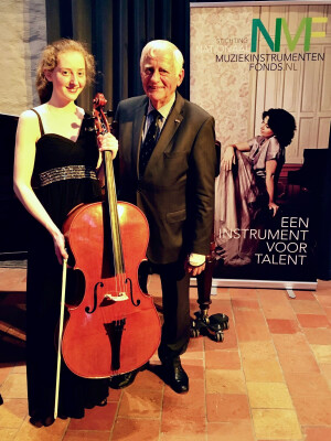 De "Wim Dik-cello" met eerste bespeelster Florianne Remme, Zaltbommel, 2016.