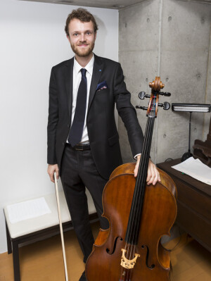 René met de Mirecourt-cello tijdens zijn studie in Tokyo.