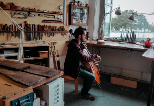 Giorgos Kotsiolis bespeelt voor de eerste keer sinds een jaar de Cuypers-cello.