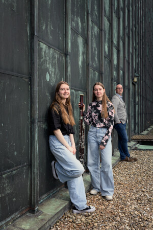 Pieter Nuytten met studenten Emma (l.) en Roos Vondenhoff. © Maarten Noordijk