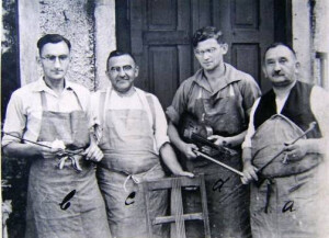 Hermann (a) en Berthold (c), met hun resp. zonen. Foto met dank aan familie Pfretzschner, Markneukirchen