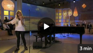 Anna Fedorova (piano), initiatiefneemster, en Diana Tishchenko (viool), beiden uit Oekraïne, spelen in Podium Witteman, 6 maart 2022.