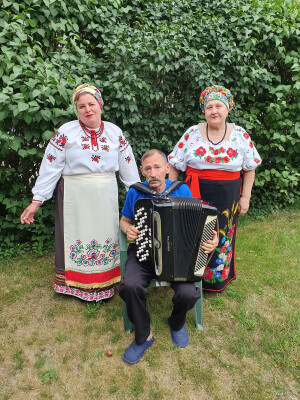 Valerii en zijn familie in traditionele kleding.